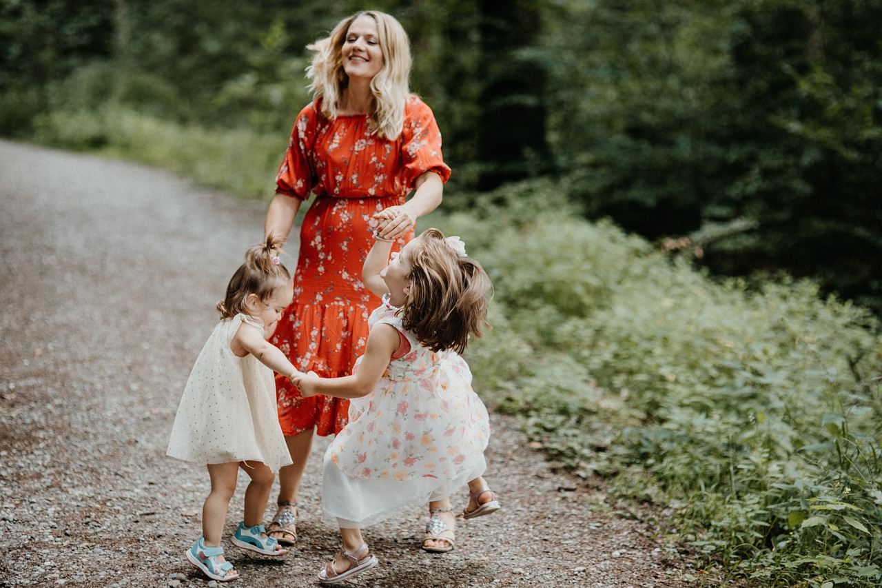 erleben sie das bunte durcheinander des familienlebens mit 'family chaos'. entdecken sie humorvolle und herzerwärmende geschichten über die herausforderungen und freuden des familienalltags, die jeden zum schmunzeln bringen.