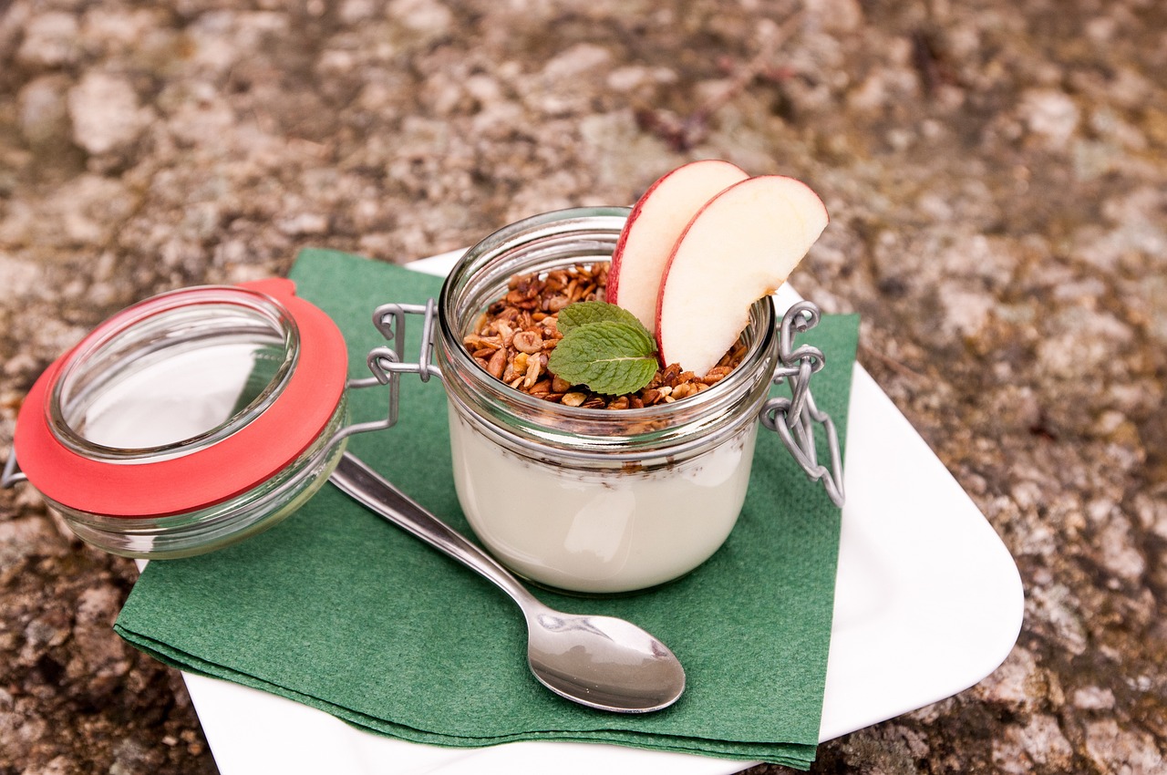 hausgemachtes müsli: ein gesundes und leckeres frühstück mit frischen zutaten für einen energiereichen start in den tag.