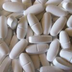 osteoporose ist eine erkrankung, die die knochendichte reduziert und das risiko von knochenbrüchen erhöht. erfahren sie mehr über ursachen, symptome und behandlungsmöglichkeiten.