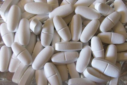 osteoporose ist eine erkrankung, die die knochendichte reduziert und das risiko von knochenbr&uuml;chen erh&ouml;ht. erfahren sie mehr &uuml;ber ursachen, symptome und behandlungsm&ouml;glichkeiten.