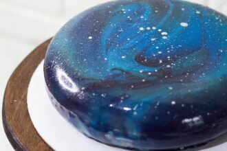 erfahren sie, wie sie kuchen perfekt glasieren k&ouml;nnen &ndash; tipps und techniken f&uuml;r eine gl&auml;nzende und k&ouml;stliche glasur, die jeden kuchen zum highlight macht.